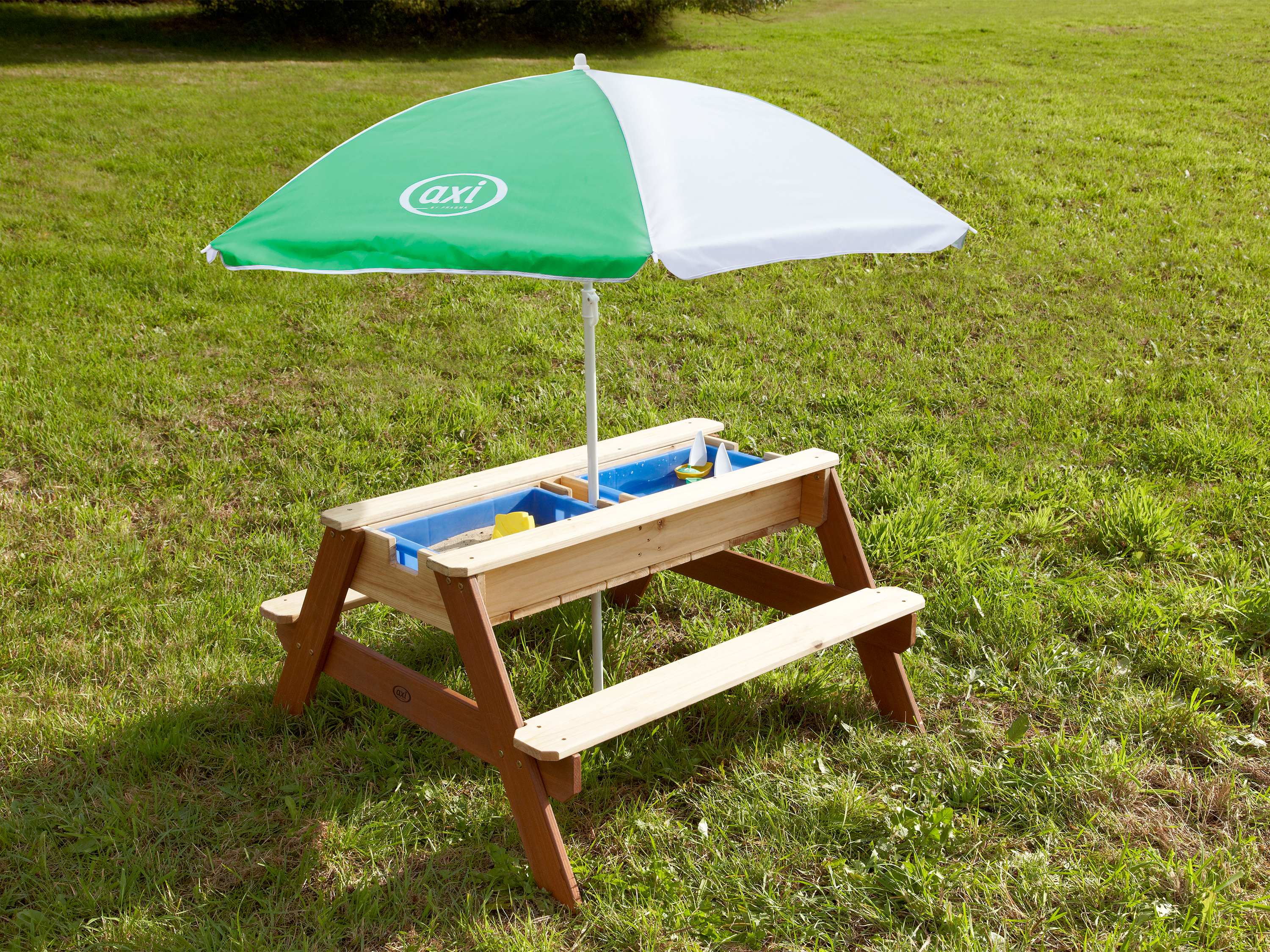 Nick Sand & Water Picnic Table Brown with Umbrella
