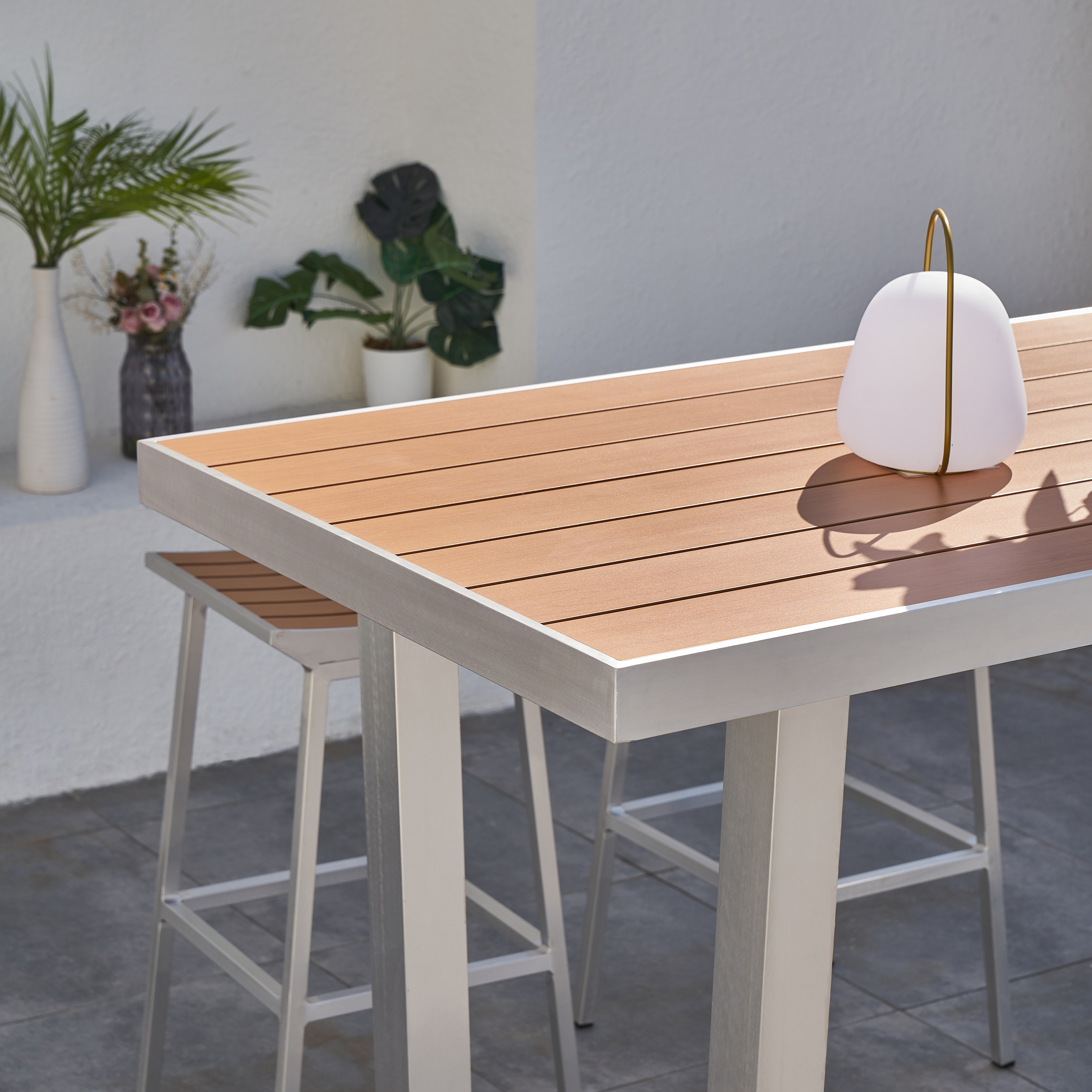 James Garten Bartisch mit 4 Barhockern aus Aluminium in Holz