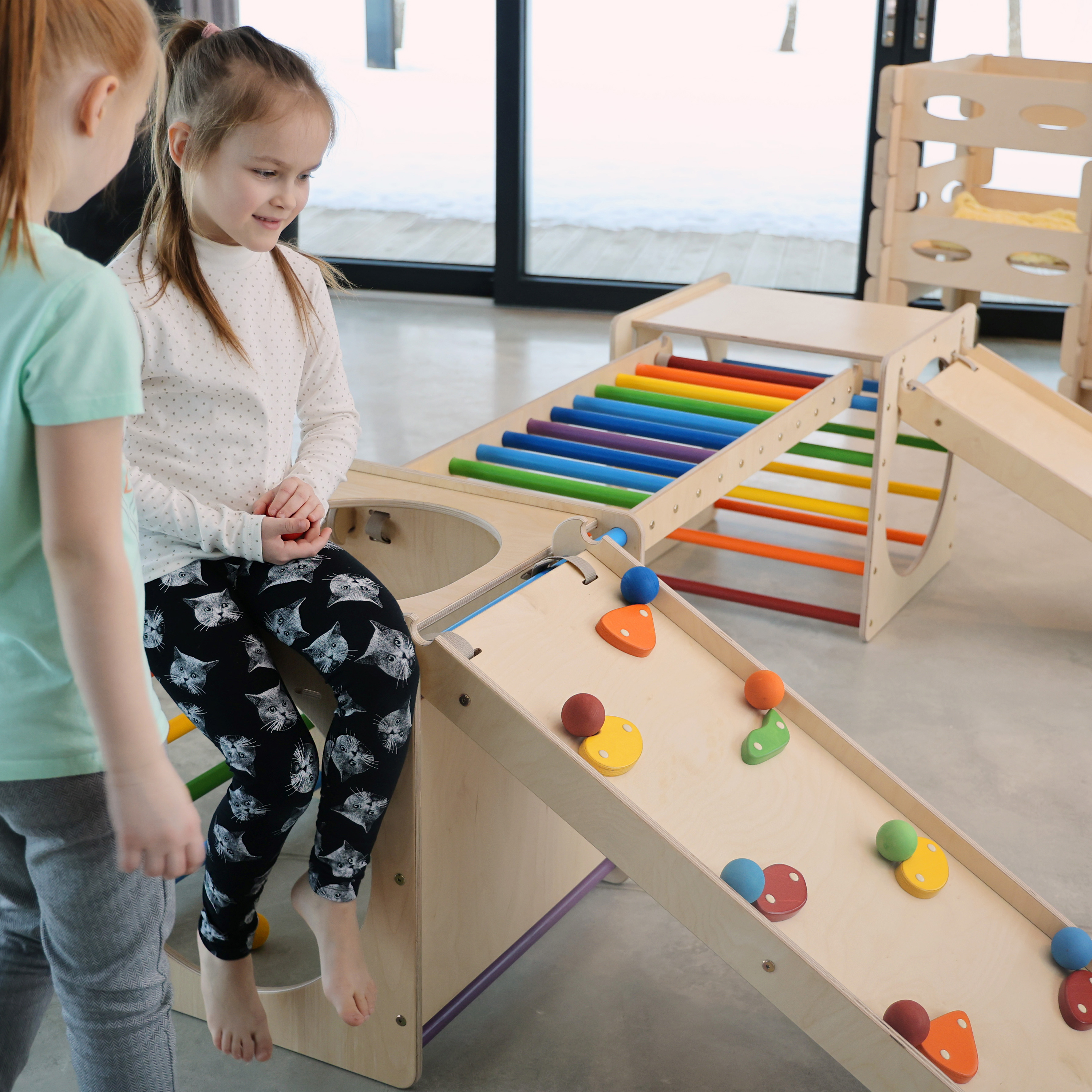 Houten Activiteiten Kubus met Klimwand Regenboog Houten Activiteiten Kubus met Klimwand Regenboog