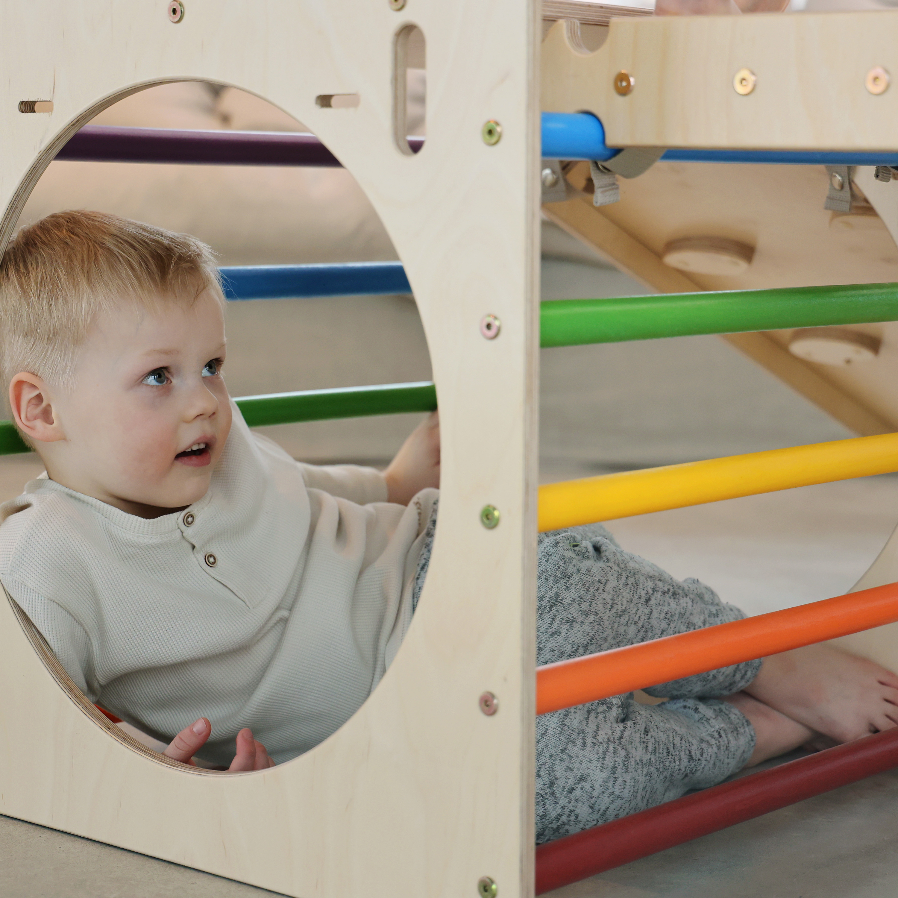 Houten Activiteiten Kubus met Ladder en Klimwand Regenboog Houten Activiteiten Kubus met Ladder en Klimwand Regenboog
