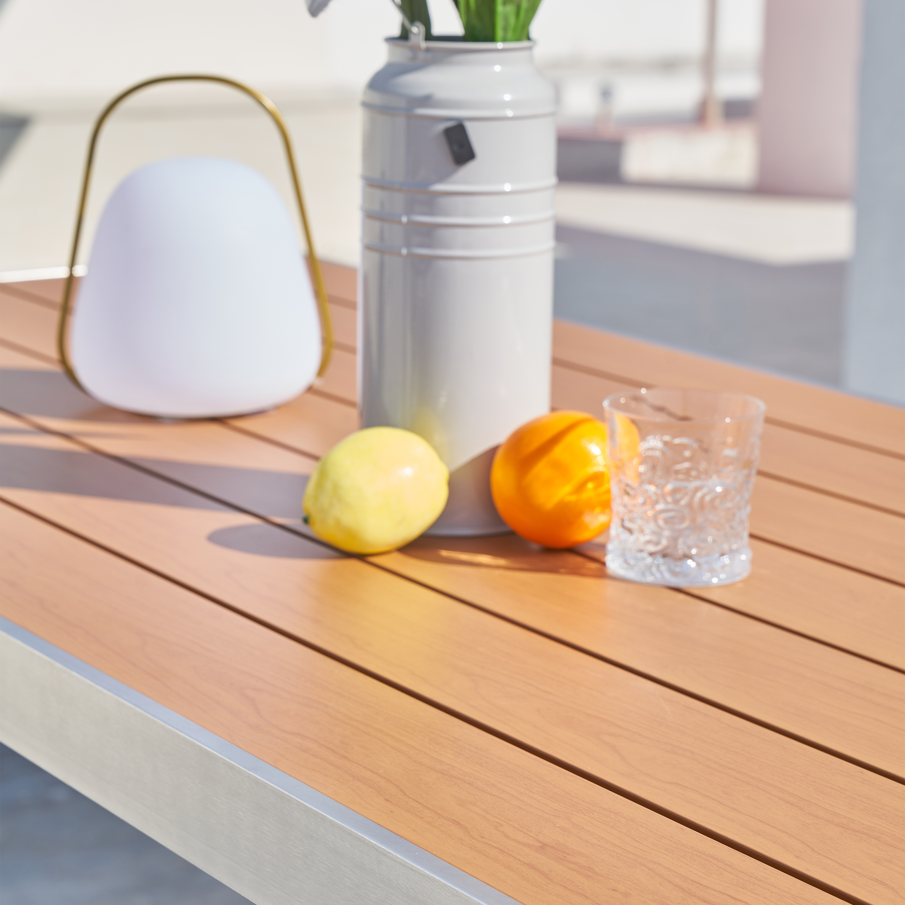 James Garten Bartisch mit 4 Barhockern aus Aluminium in Holz