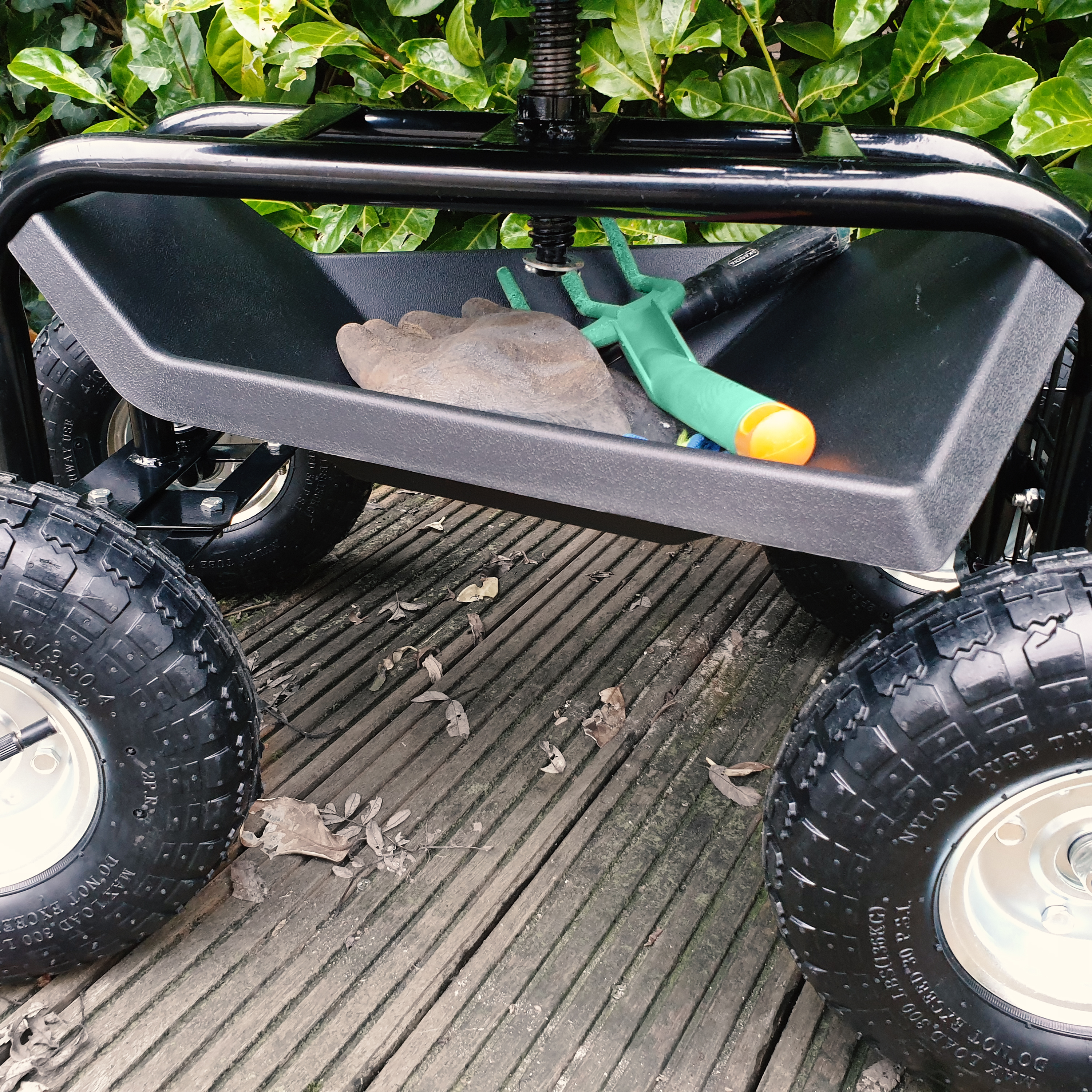 AG22 Rijdende Tuinkruk Zwart