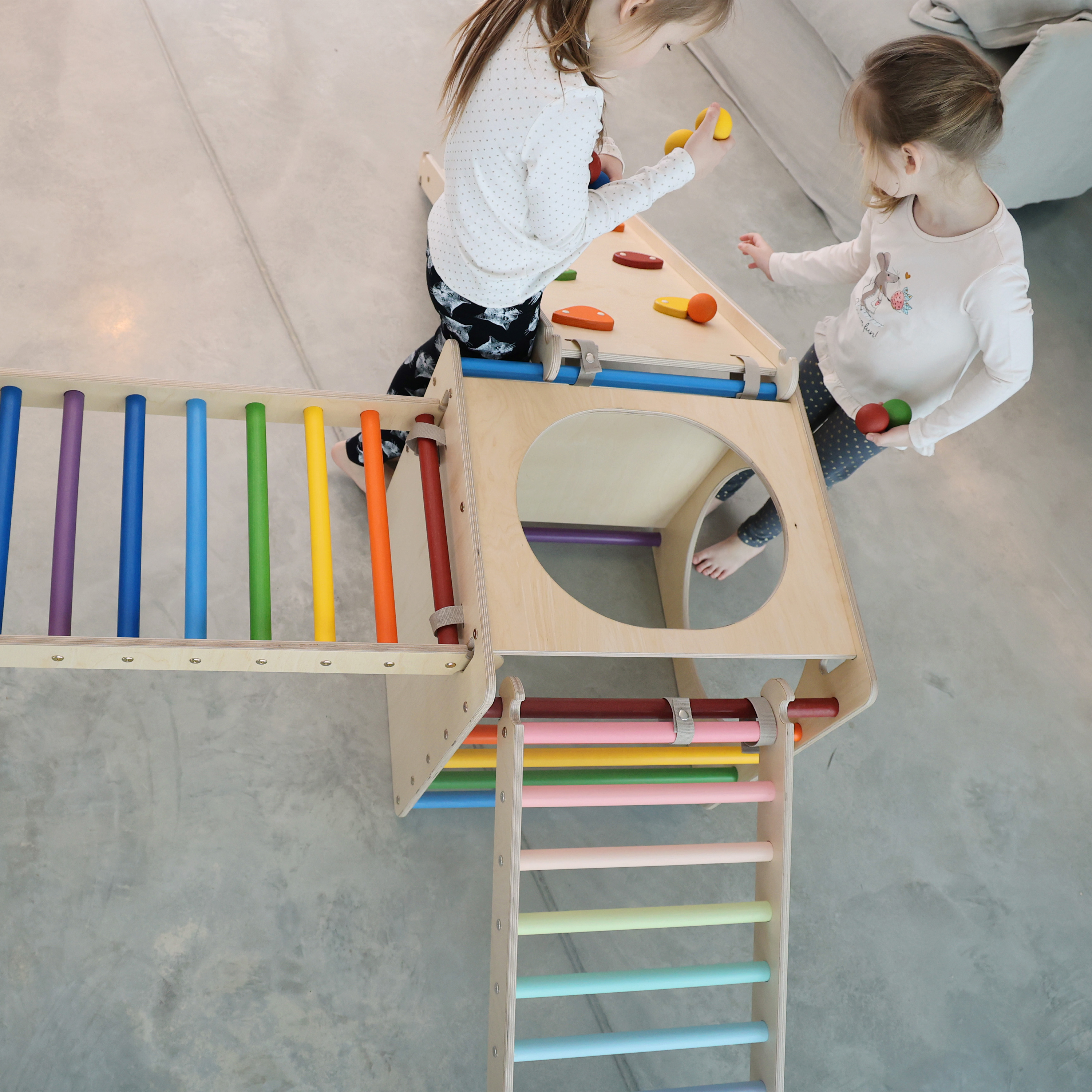 Houten Activiteiten Kubus met Ladder en Klimwand Regenboog Houten Activiteiten Kubus met Ladder en Klimwand Regenboog