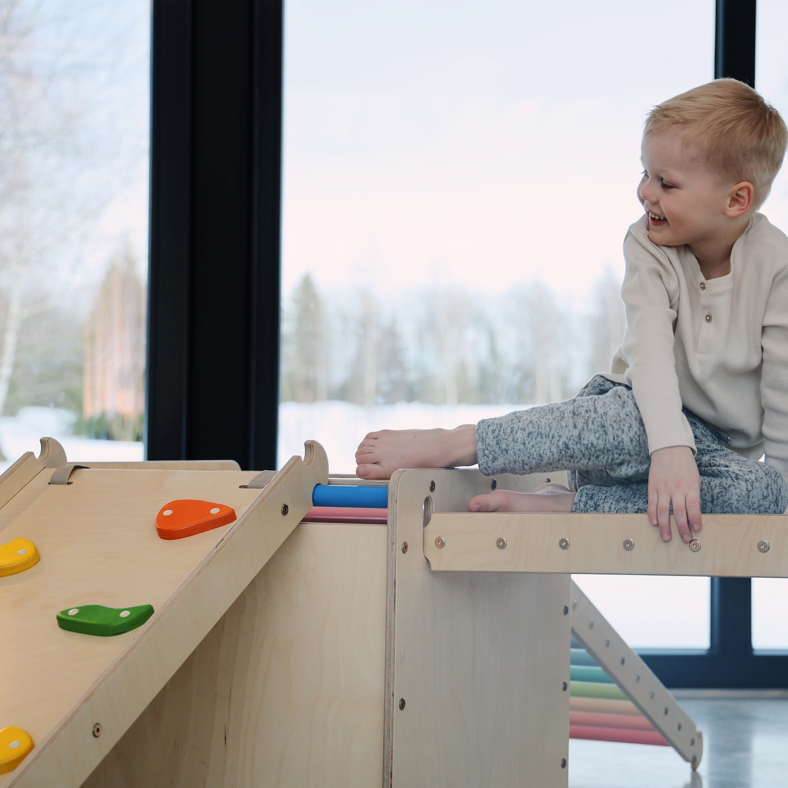 Houten Activiteiten Kubus met Ladder en Klimwand Regenboog Houten Activiteiten Kubus met Ladder en Klimwand Regenboog