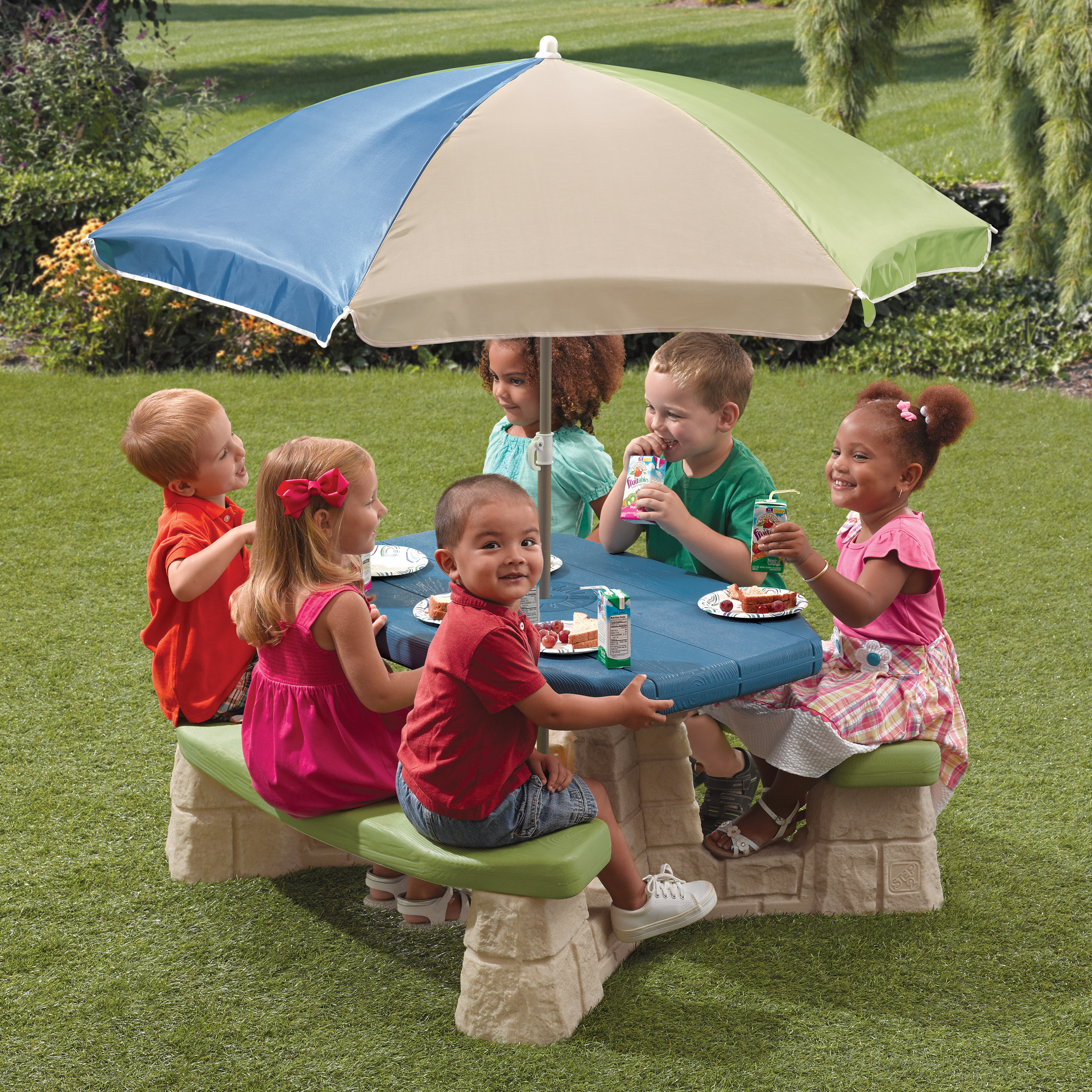 Naturally Playful Picknicktisch mit Sonnenschirm