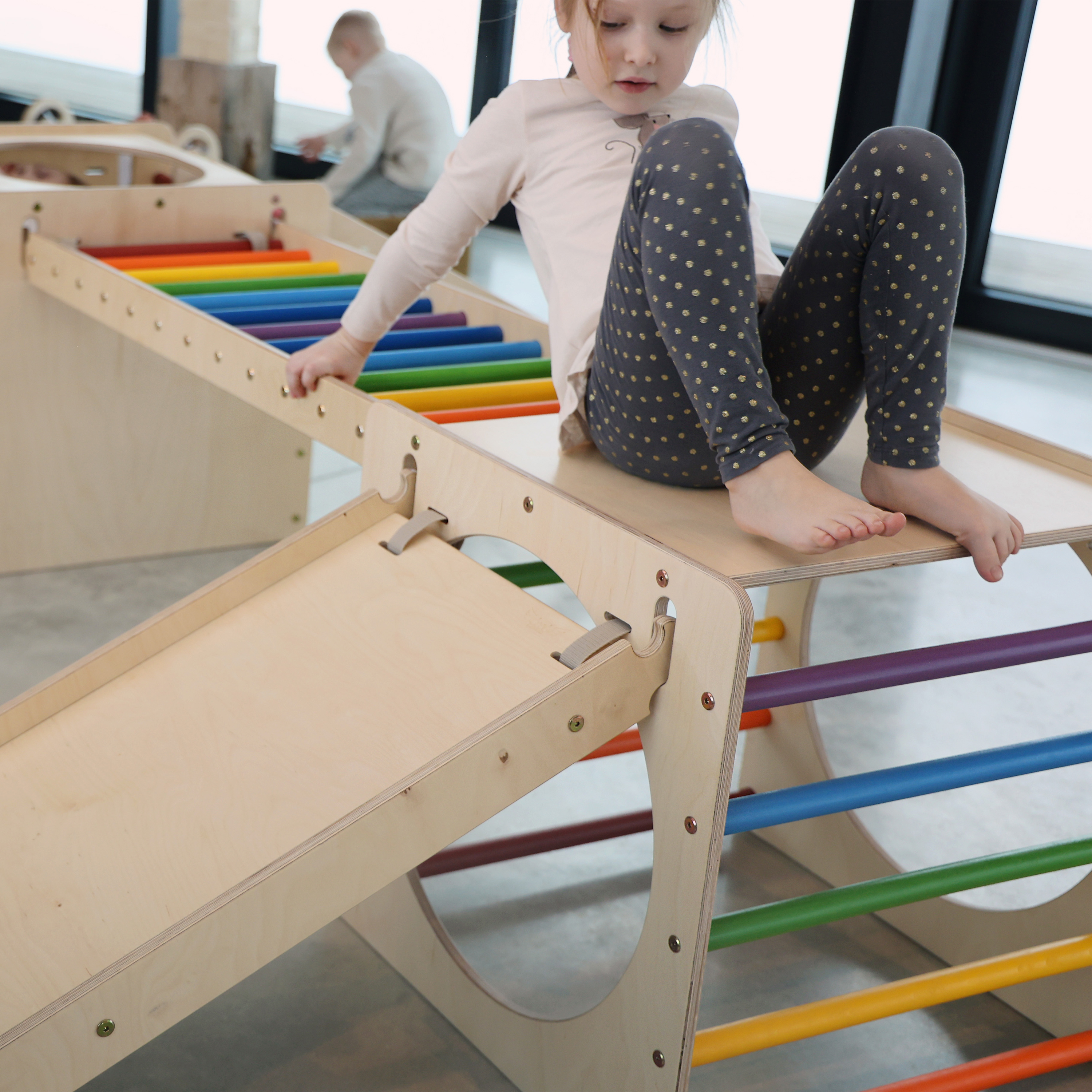 Houten Activiteiten Kubus met Ladder en Klimwand Regenboog Houten Activiteiten Kubus met Ladder en Klimwand Regenboog