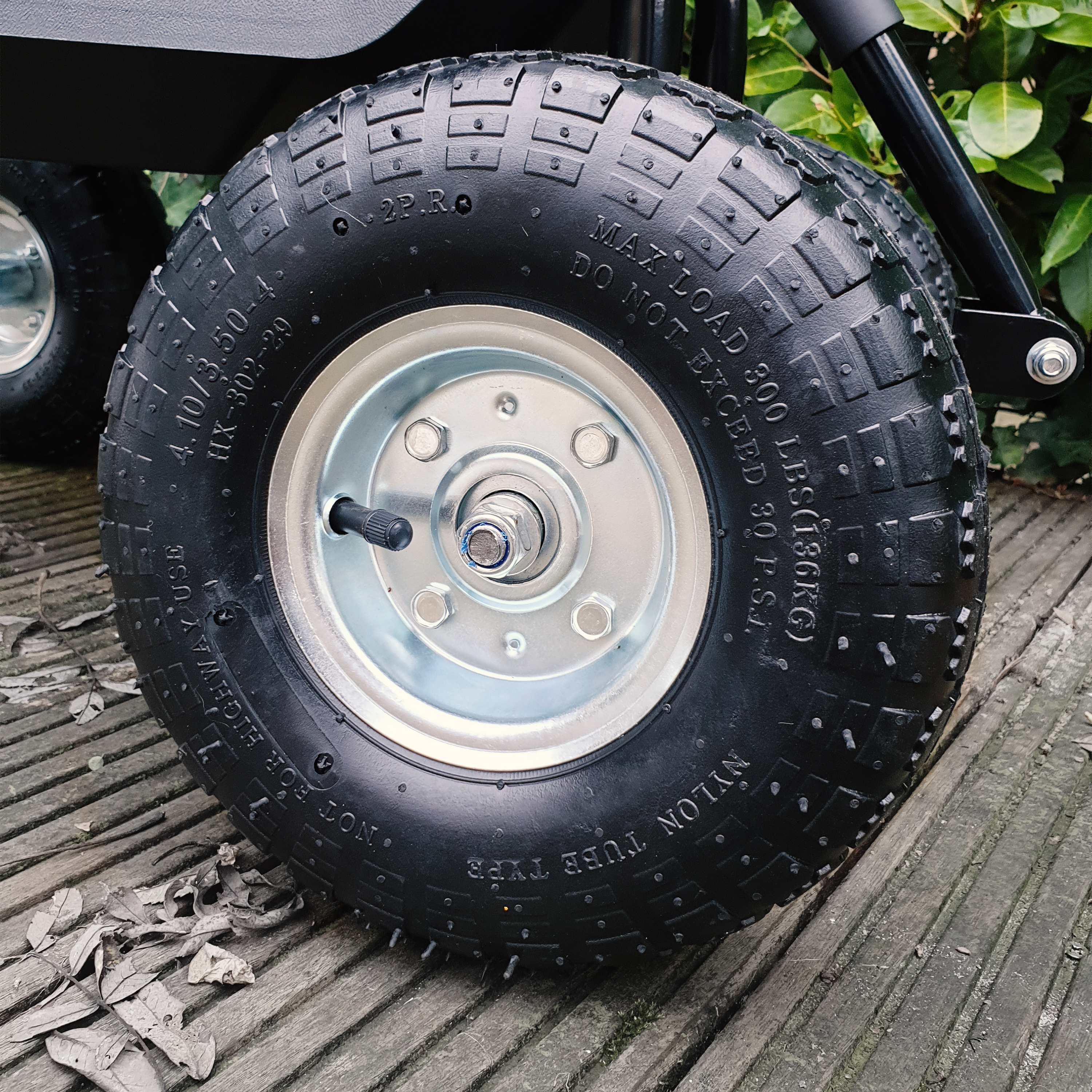 AG22 Rijdende Tuinkruk Zwart