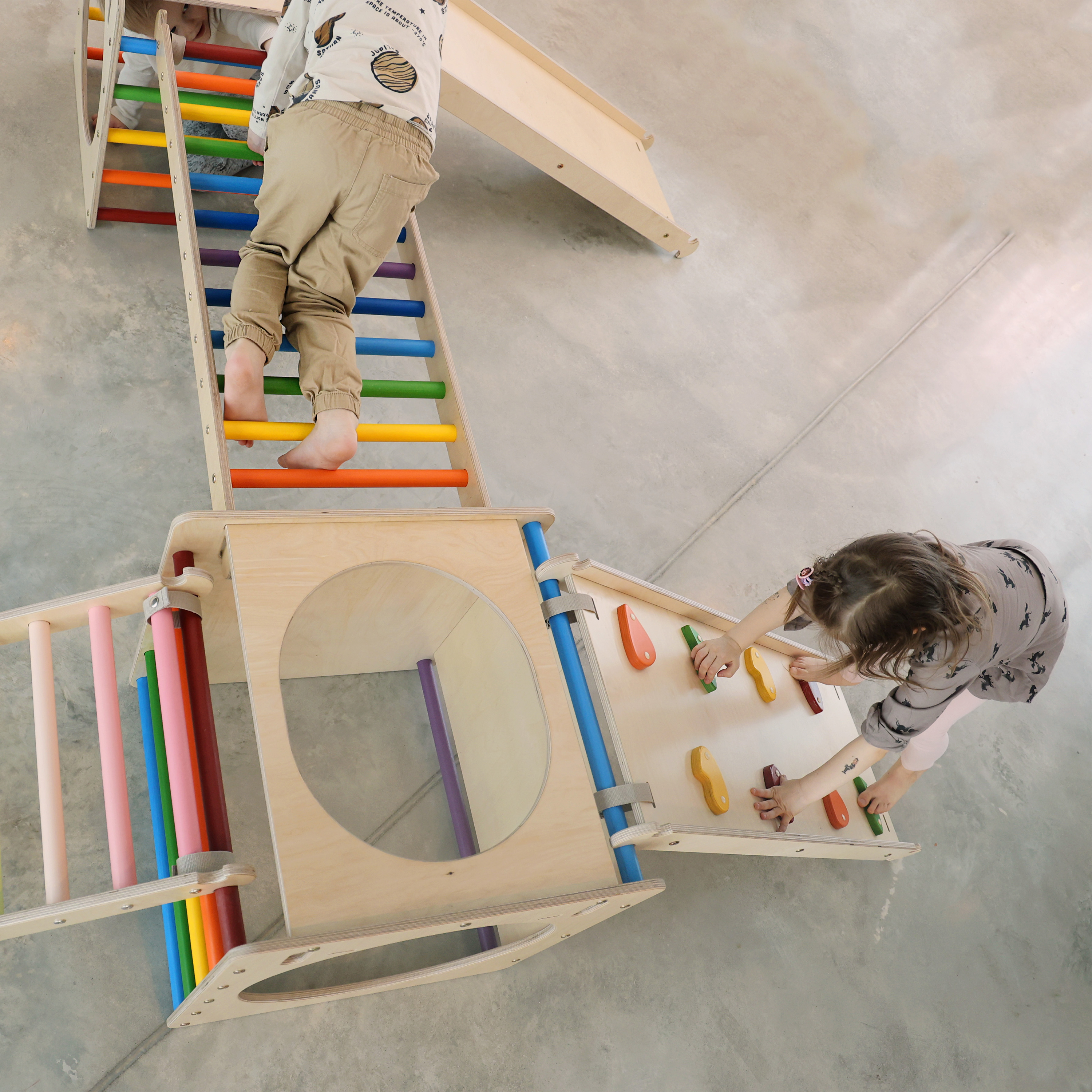 Houten Activiteiten Kubus met Ladder en Klimwand Regenboog Houten Activiteiten Kubus met Ladder en Klimwand Regenboog