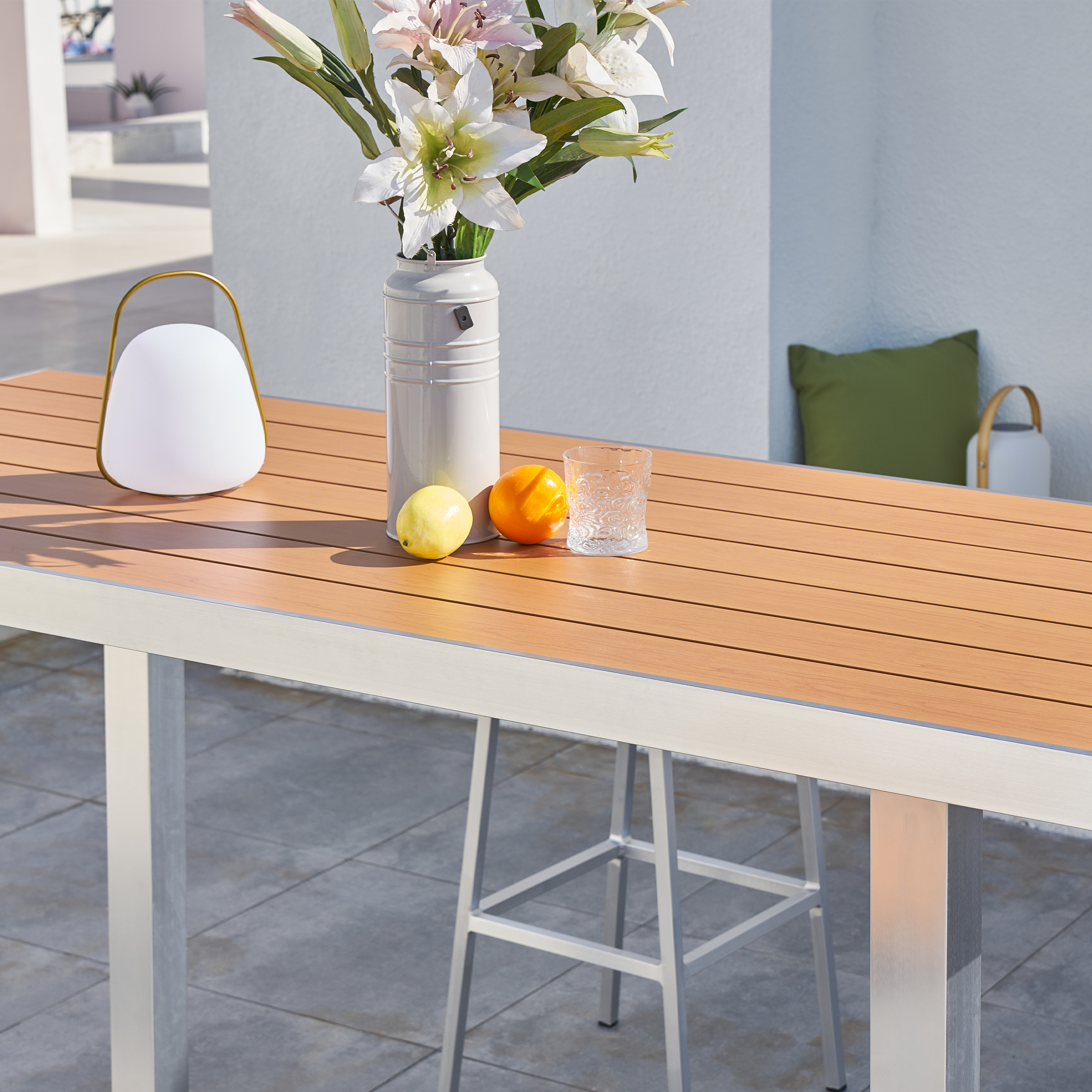 James Garten Bartisch mit 4 Barhockern aus Aluminium in Holz