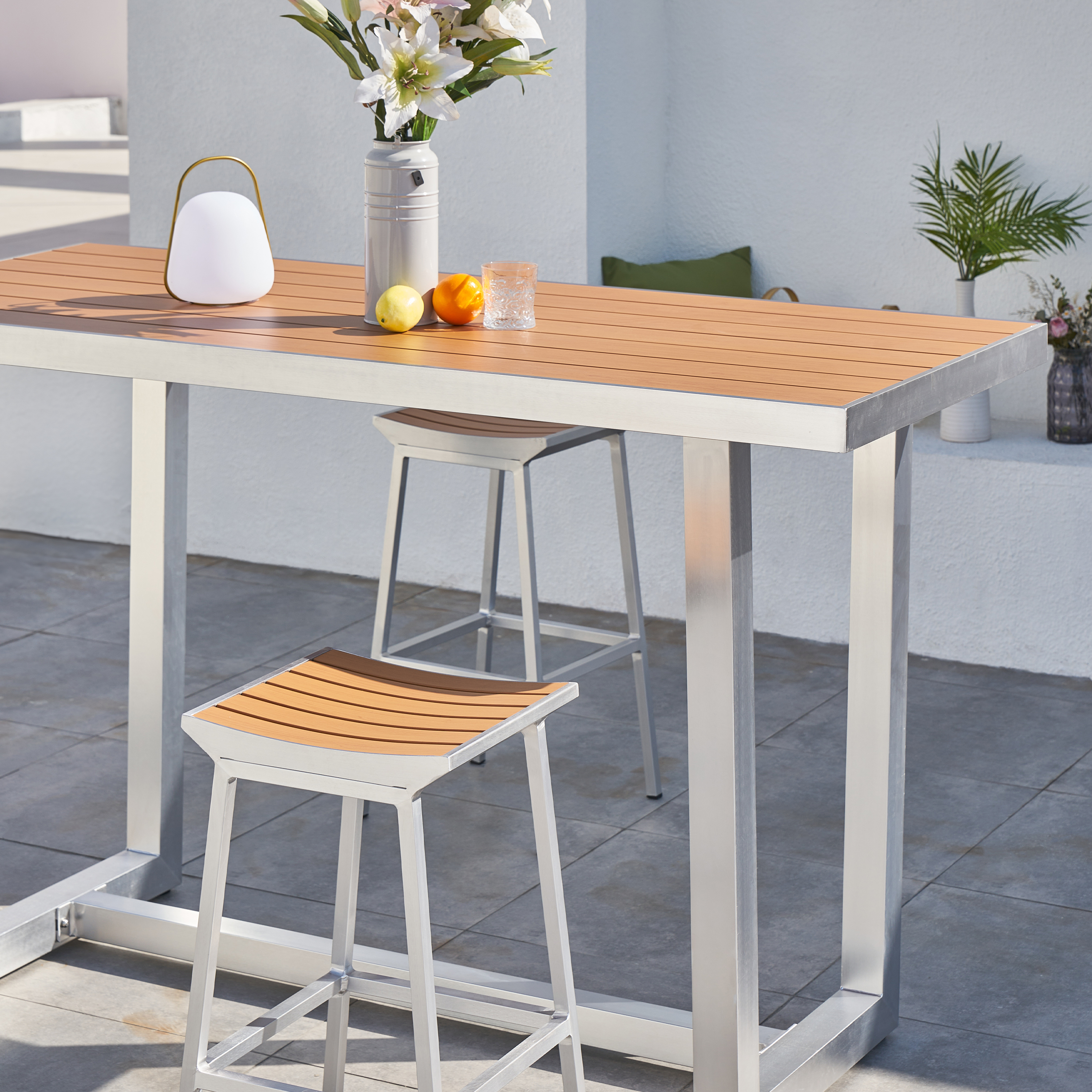 James Garten Bartisch mit 4 Barhockern aus Aluminium in Holz