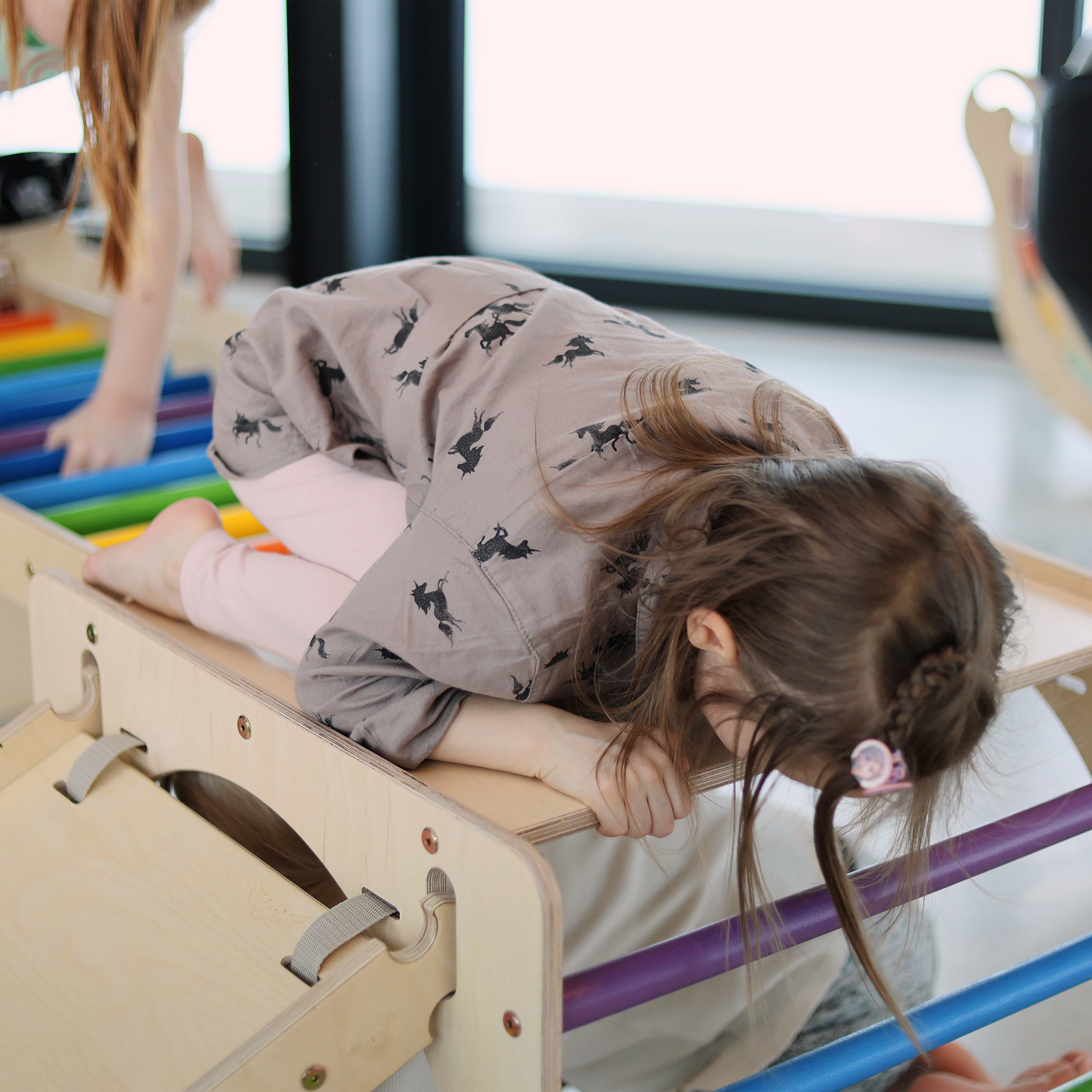 Houten Activiteiten Kubus met Ladder en Klimwand Regenboog Houten Activiteiten Kubus met Ladder en Klimwand Regenboog