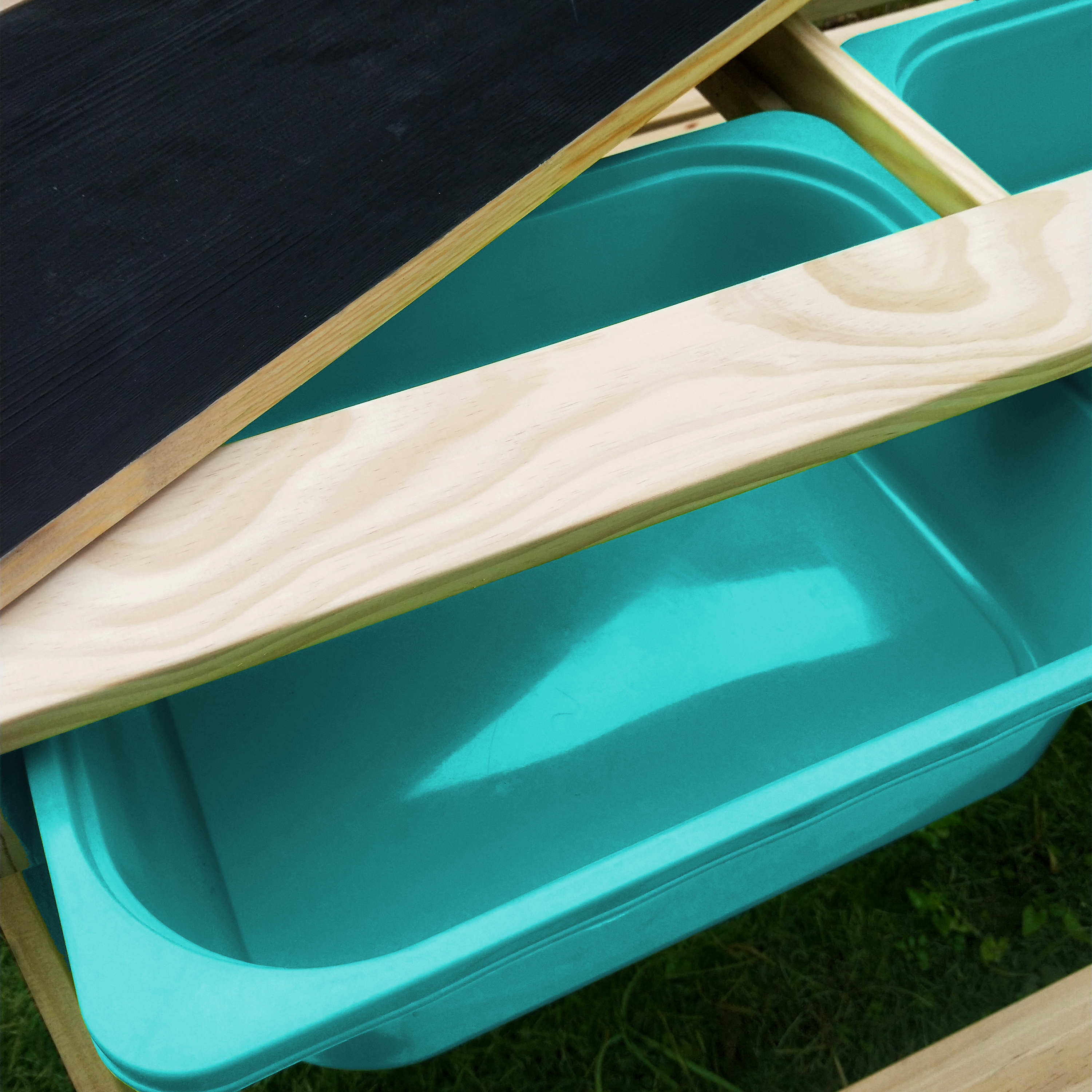 Dual Top 2.0 Sand & Wasser Picknicktisch mit blauen Behälter