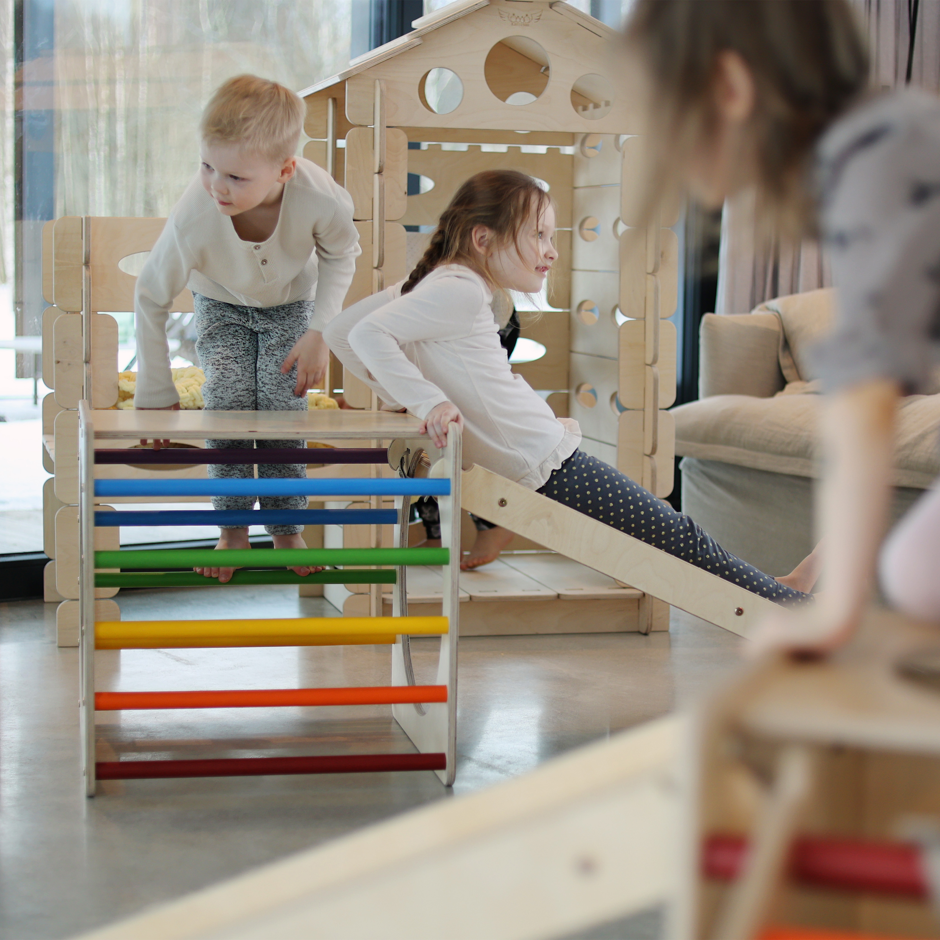 Houten Activiteiten Kubus met Ladder en Klimwand Regenboog Houten Activiteiten Kubus met Ladder en Klimwand Regenboog