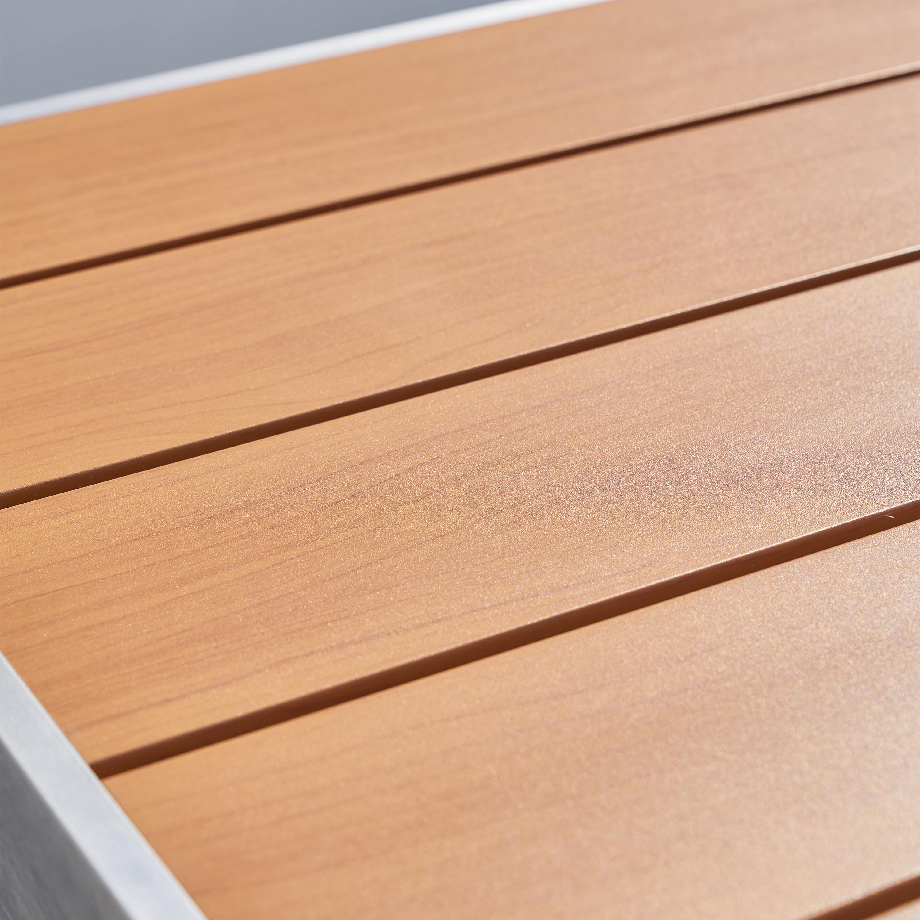 James Garten Bartisch mit 4 Barhockern aus Aluminium in Holz